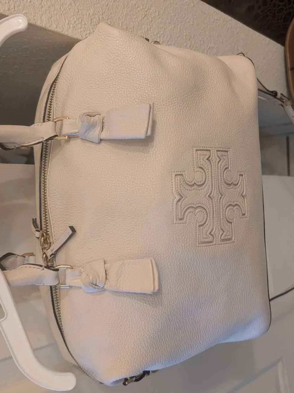Authentic Pre Owned Tory Burch Cream Leather Satchel Bag W/handle's and Straps.